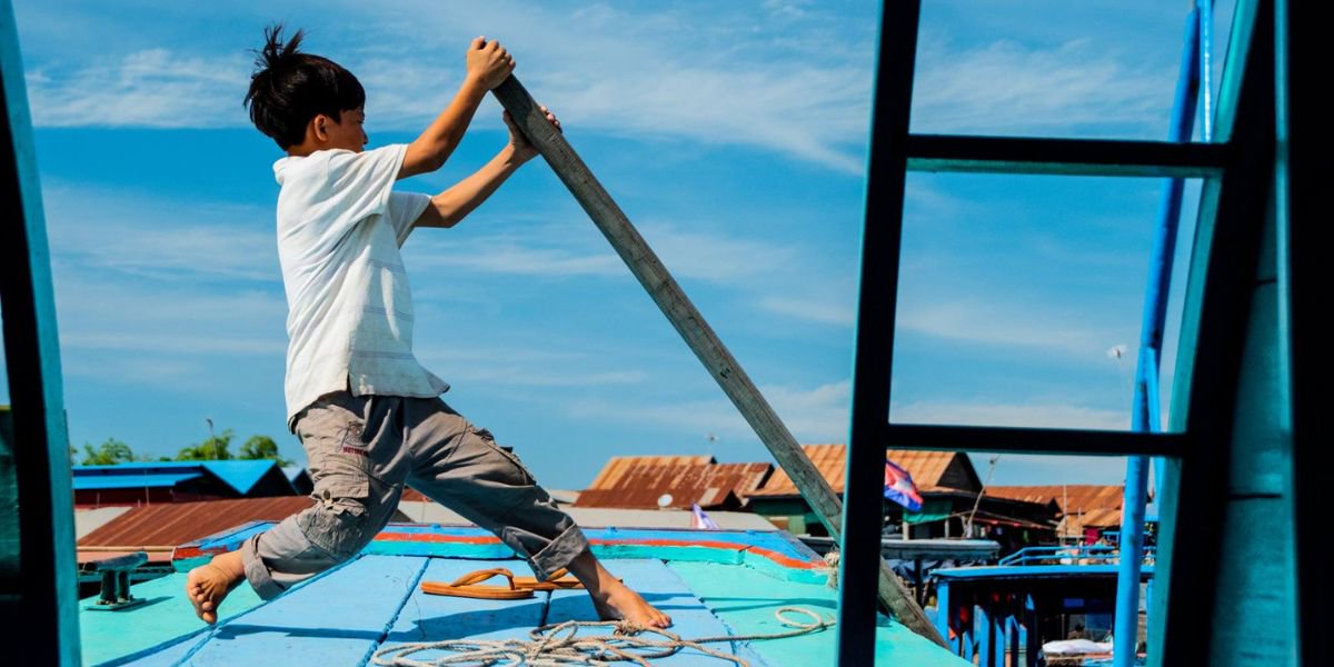 Bambino su barca Tonle sap ambogia | Avventure nel Mondo