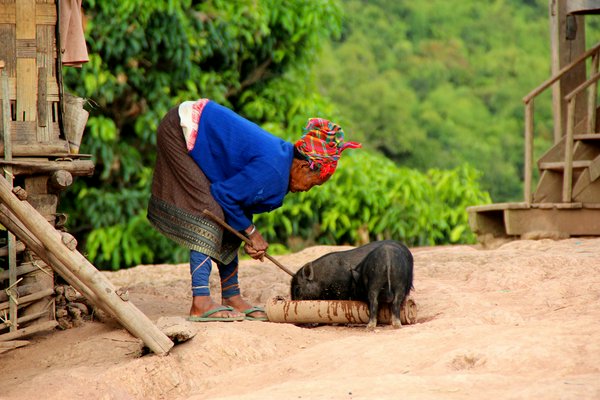 Donna in un villaggio laotiano | Avventure nel Mondo