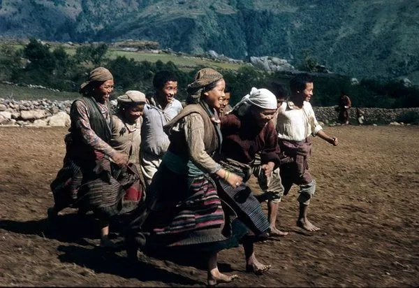La città di Lukla dove le donne costruiscono l'aeroporto. Foto Marco Vasta