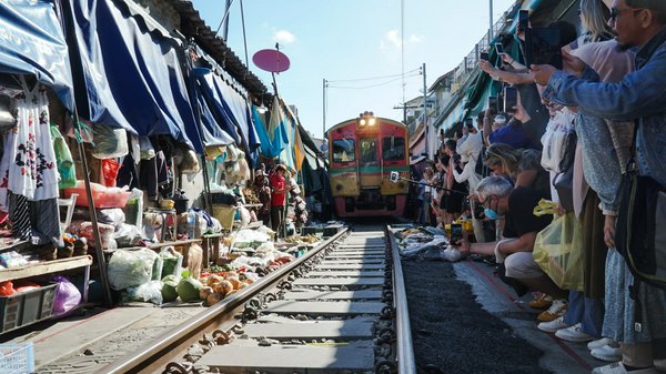 Train market, Maeklong | Avventure nel Mondo