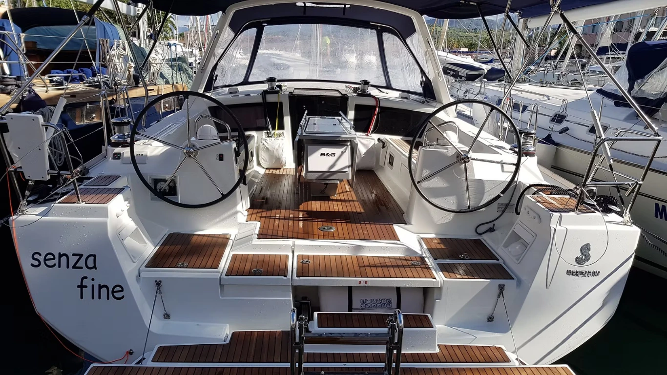 Beneteau Oceanis 48 in navigazione nell'Arcipelago Toscano con vele issate