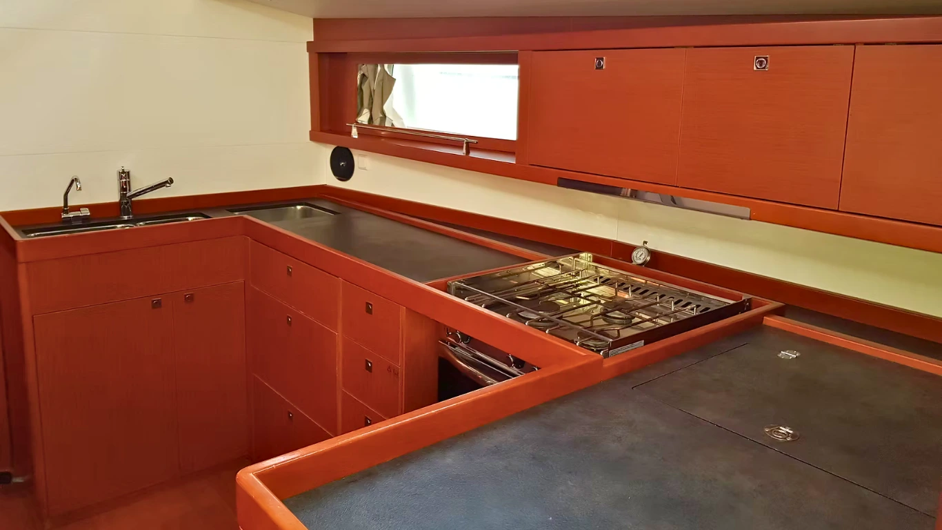 Cabina interna del Beneteau Oceanis 48 &mdash; spazio condiviso a bordo