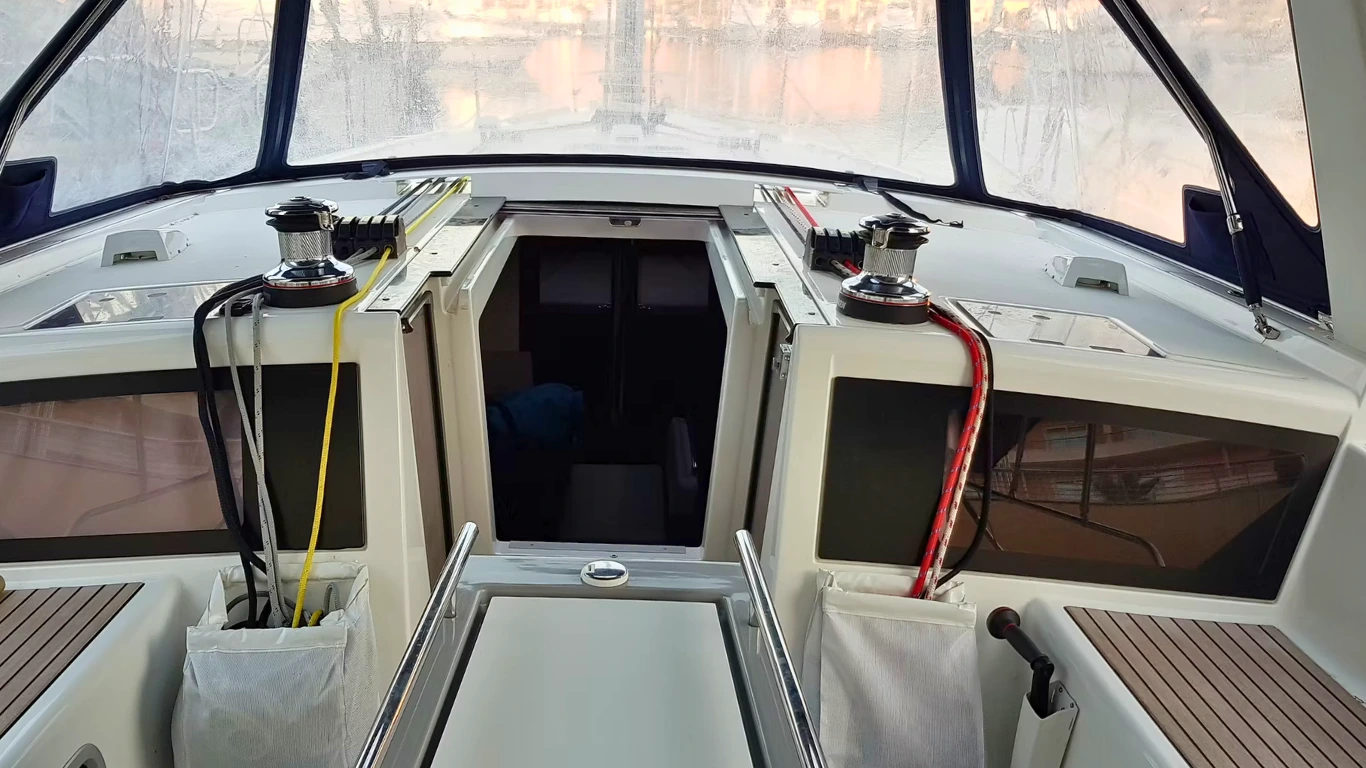 Skipper alla guida del Beneteau Oceanis 48 al timone della barca a vela
