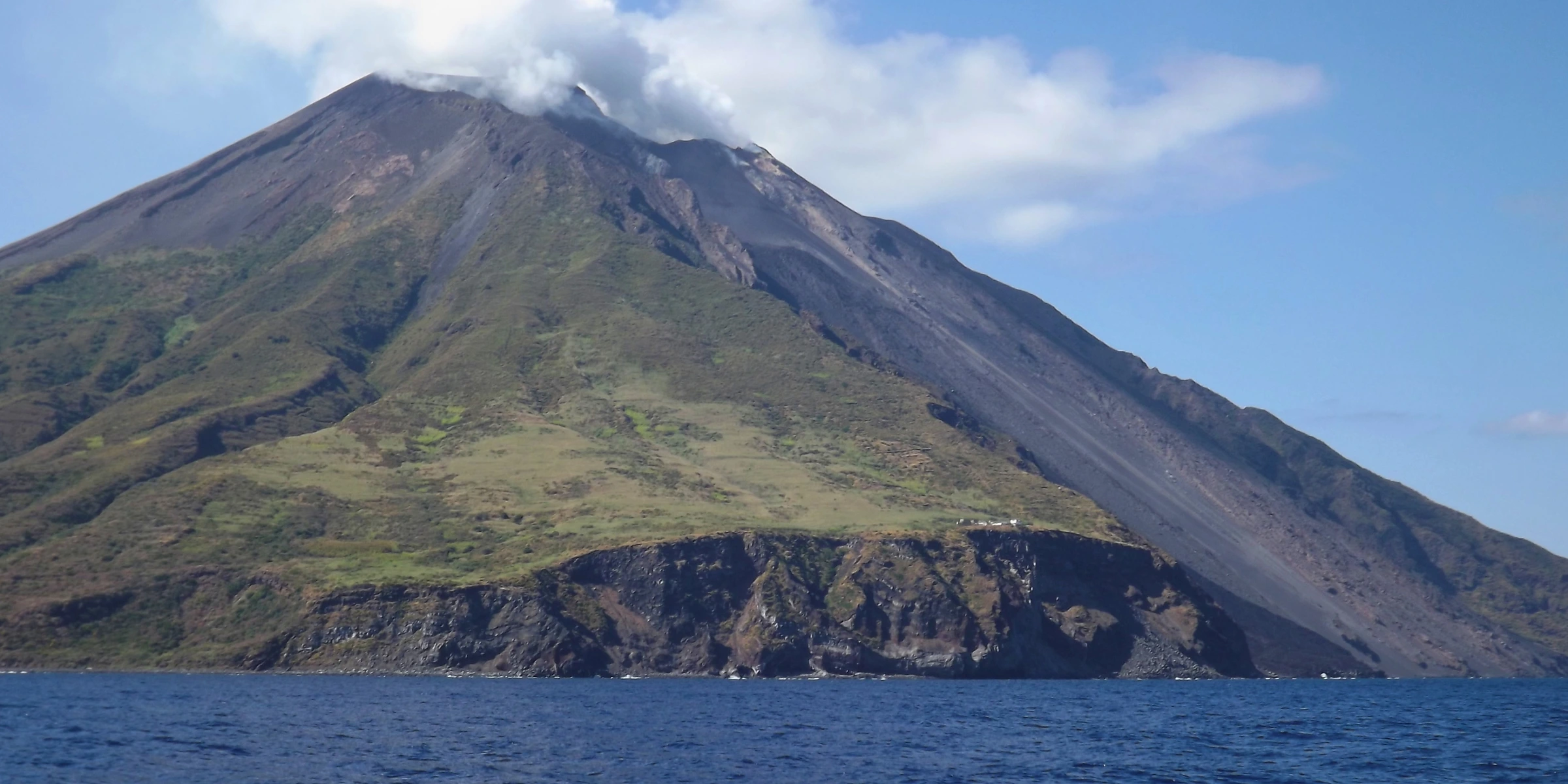 Mare cristallino delle Isole Eolie · calette e ancoraggi dalla barca a vela
