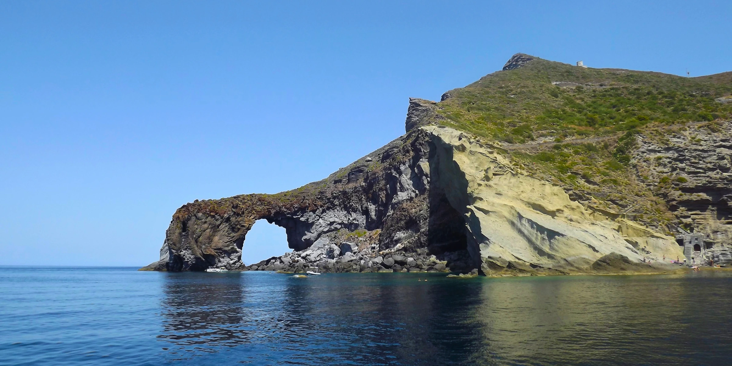 Panorama delle Isole Eolie dal mare · arcipelago siciliano in barca a vela