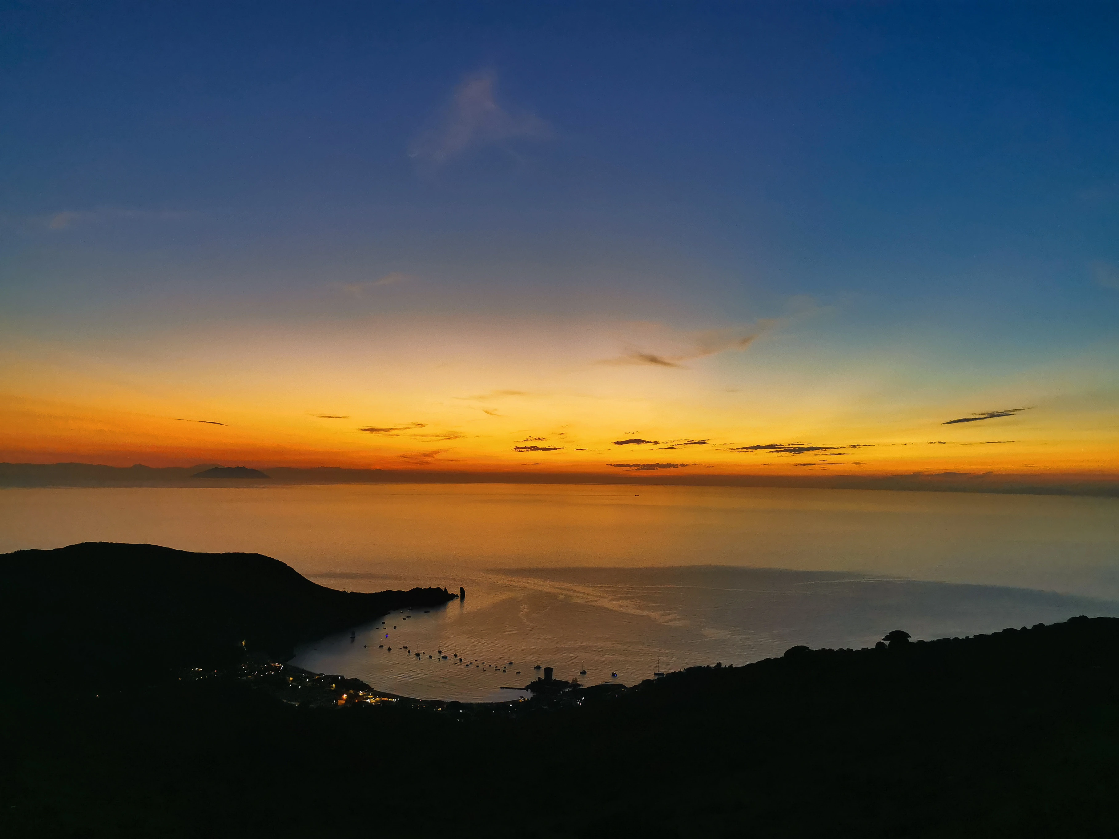 Tramonto sull'Isola del Giglio, Arcipelago Toscano · vista dalla barca a vela Avventure nel Mondo